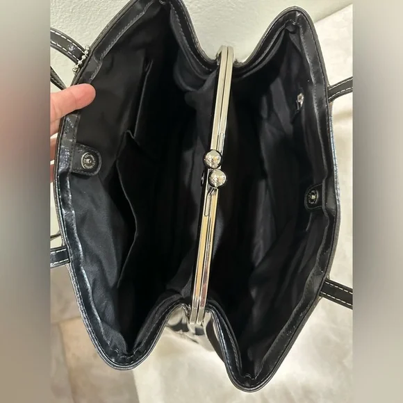 Like New Coach Signature Caryall F19190 with Kisslock and matching wristlet - Picture 11 of 15